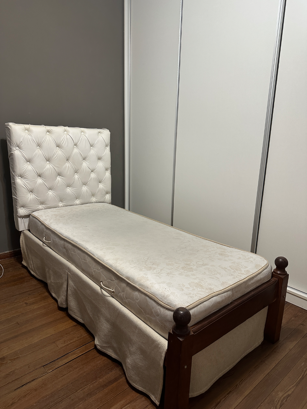 Cama de algarrobo respaldo alto con varillas torneadas