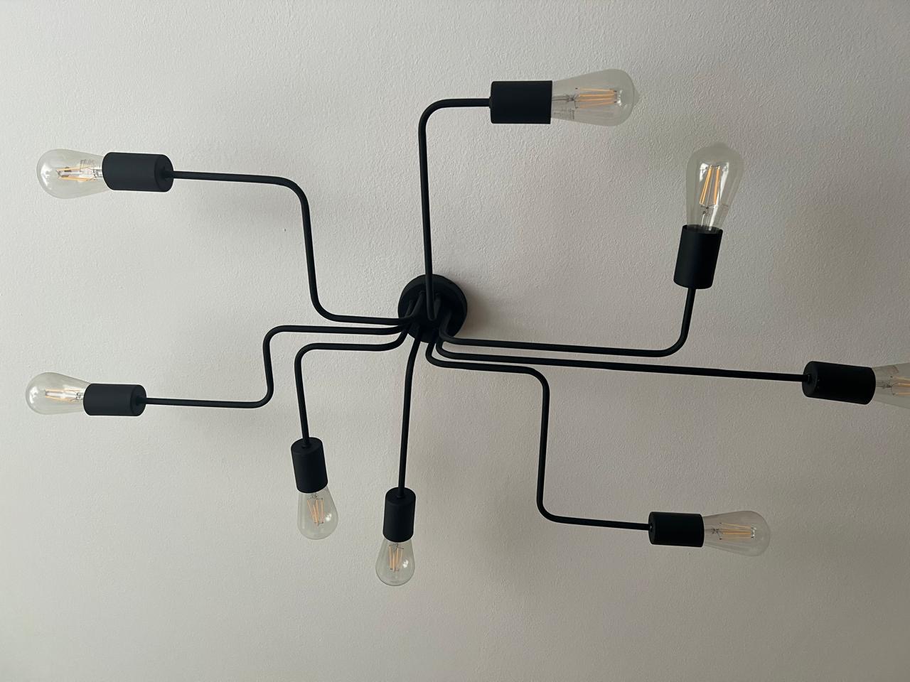 Lámpara tipo araña de gran tamaño. Con luces LED filamento cálidas incluidas 