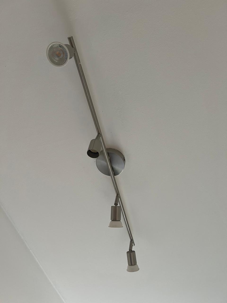 Luz alargada con espacio para 4 focos 