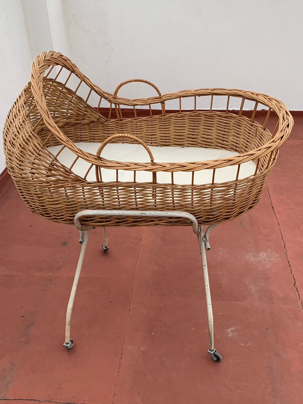 MOISÉS CON CAPOTA DE MIMBRE Y COCHÒN