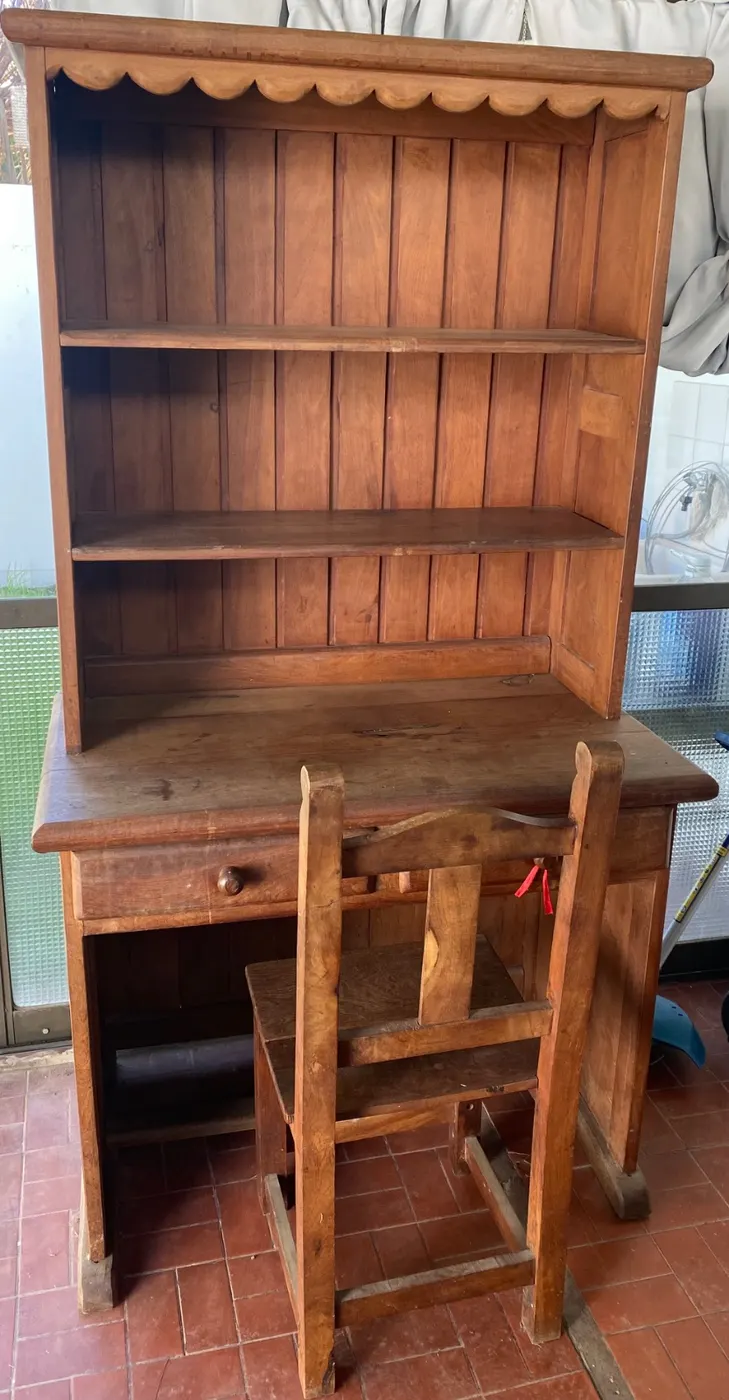 Escritorio y silla. Todo algarrobo