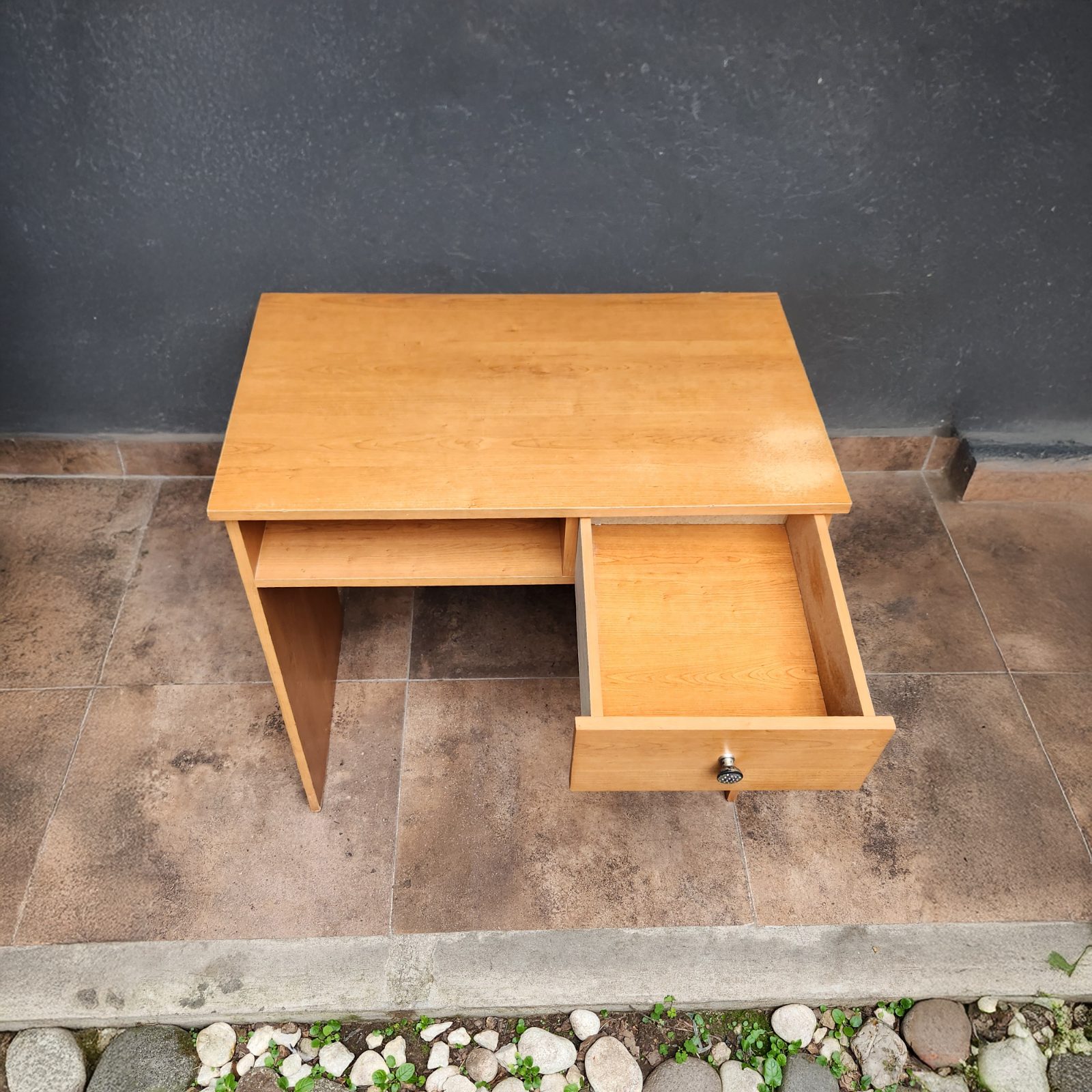 Escritorio Compacto Con Cajón Y Espacio De Guardado, 75 Cm