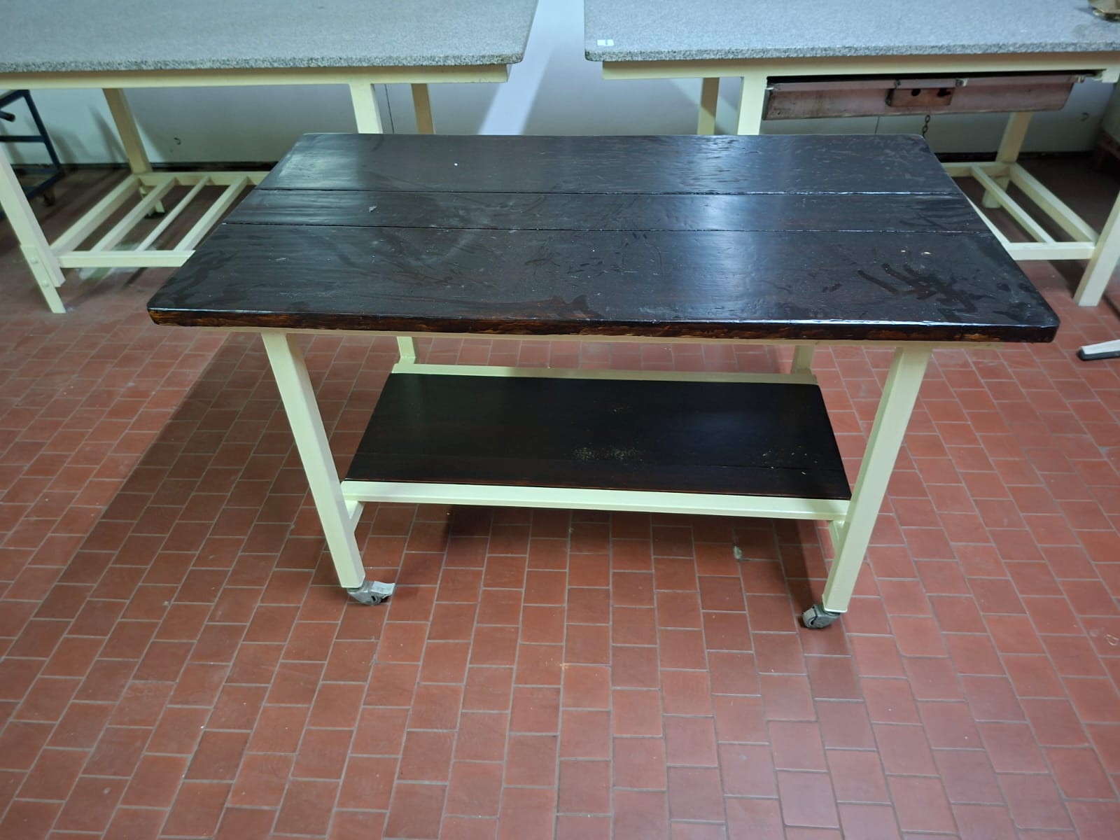 Mesa de trabajo placa de madera y estructura metalica con ruedas