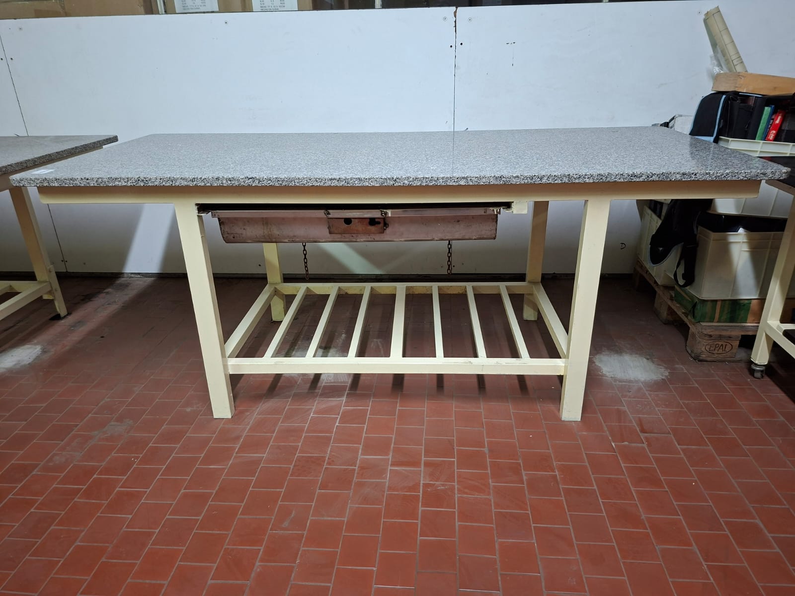 Mesa placa de granito y estructura metálica con cajón de metal