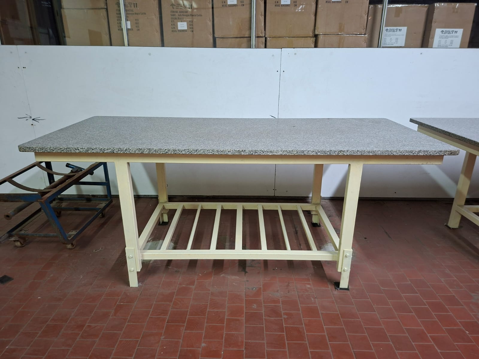 Mesa placa de granito y estructura metálica