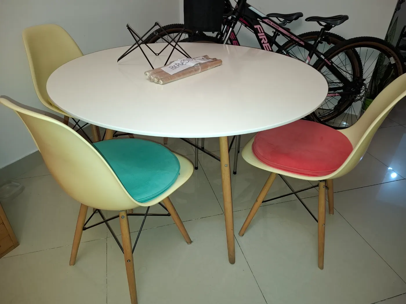 Juego de comedor estilo nórdico