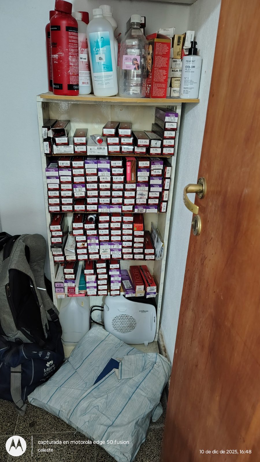 Estantería y tinturas