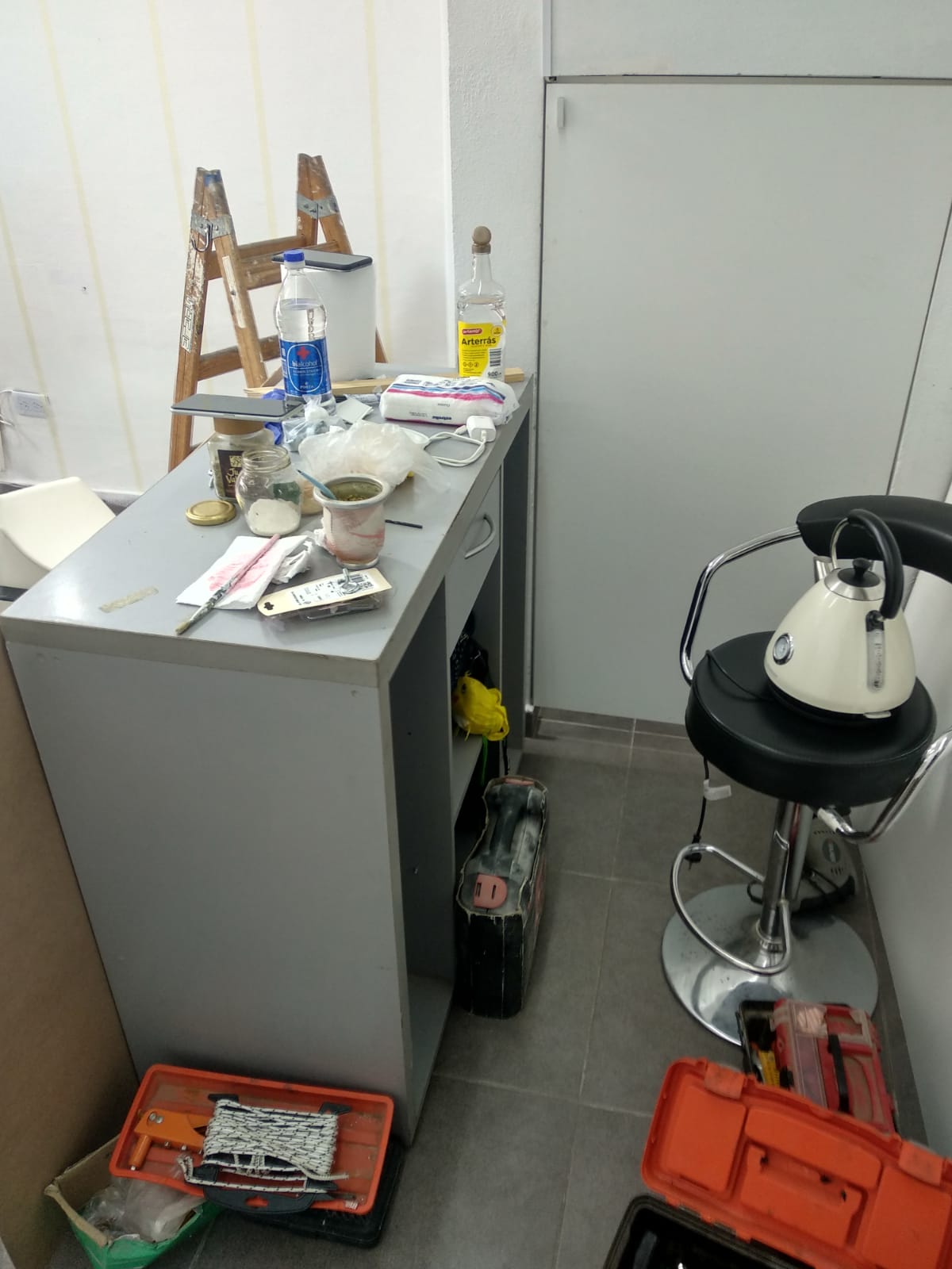 Escritorio alto con cajón 