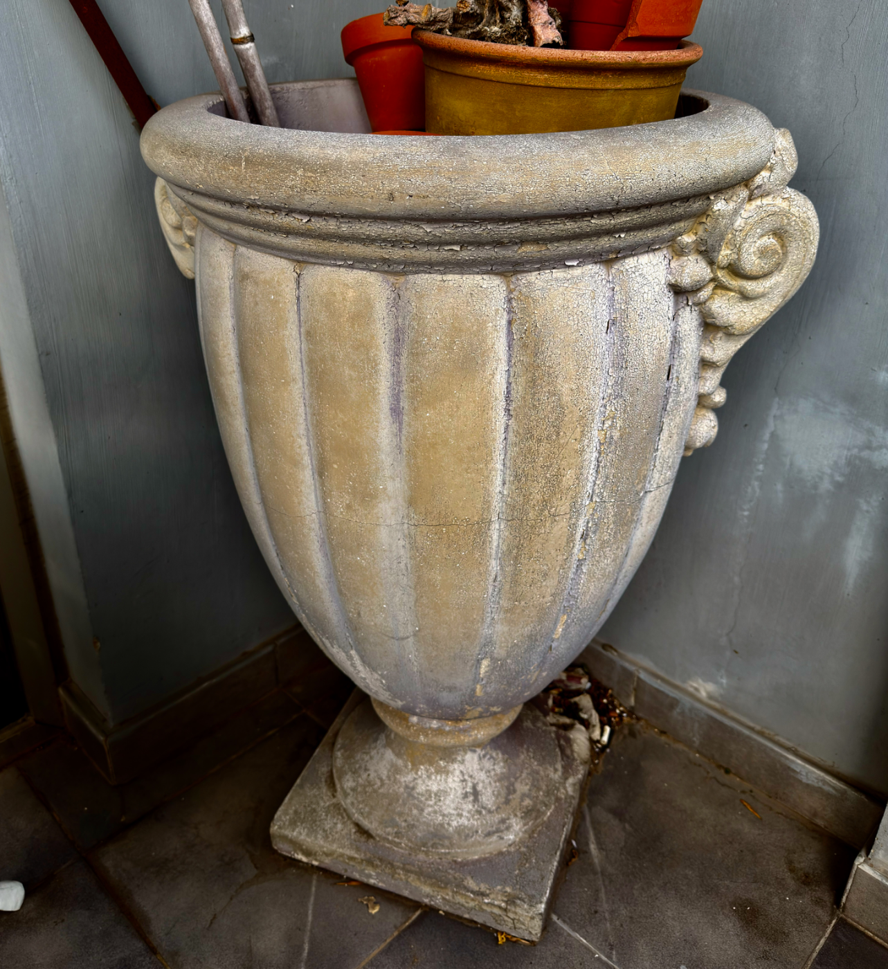 Copón decorativo o macetero tipo urna de estilo clásico francés o romano, fabricado en cemento.
