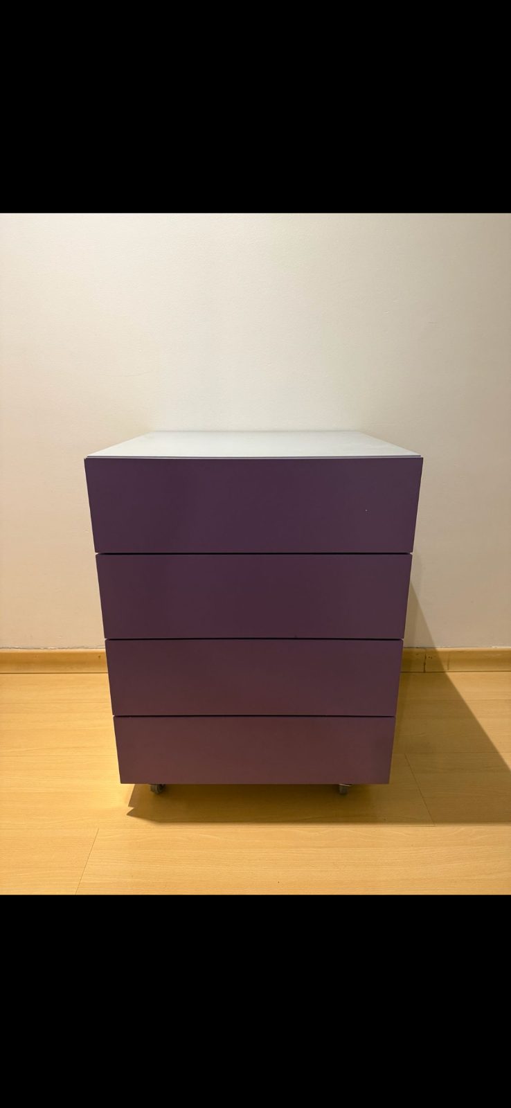 Cajonera con ruedas laqueada