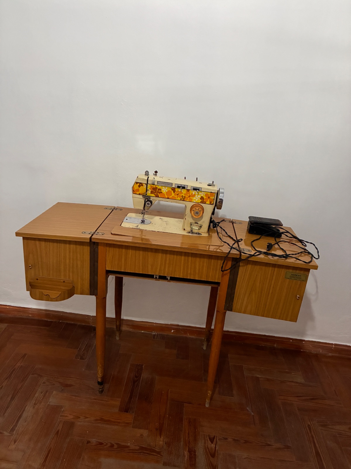 Mueble con máquina de cocer eléctrica 