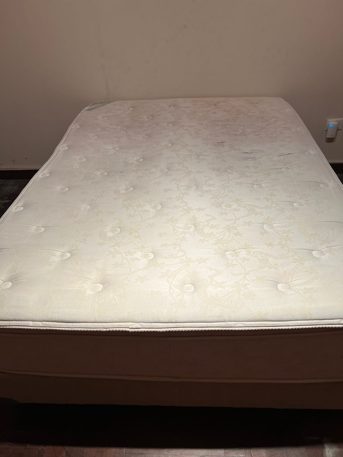 Cama Sommier y colchón Simmons