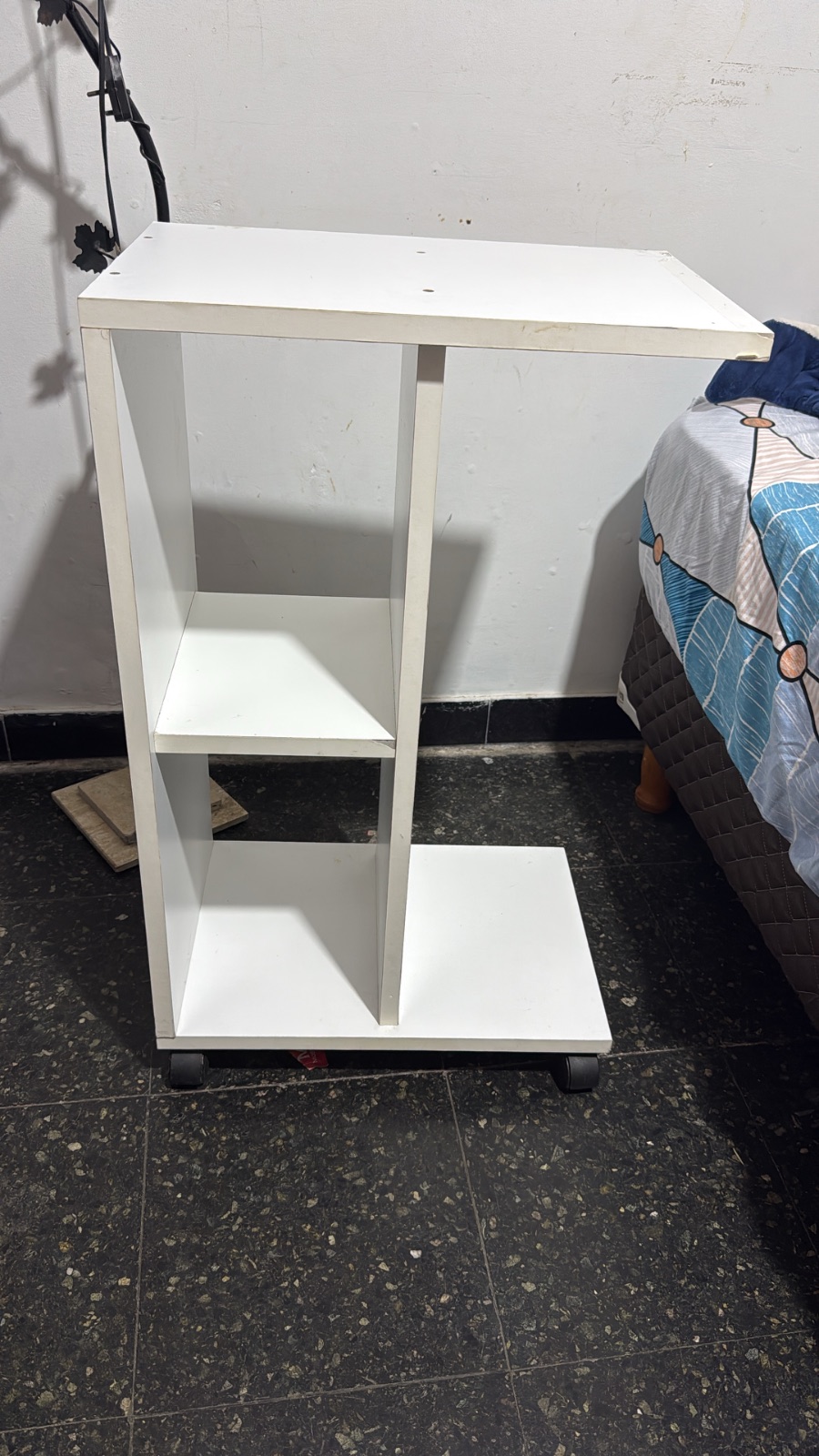 Mesa auxiliar con ruedas