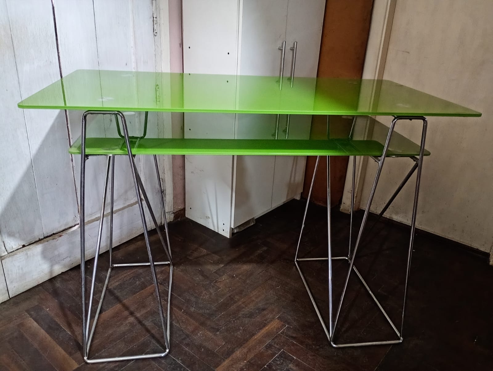 Escritorio de vidrio como nuevo (+ Silla a juego de regalo)