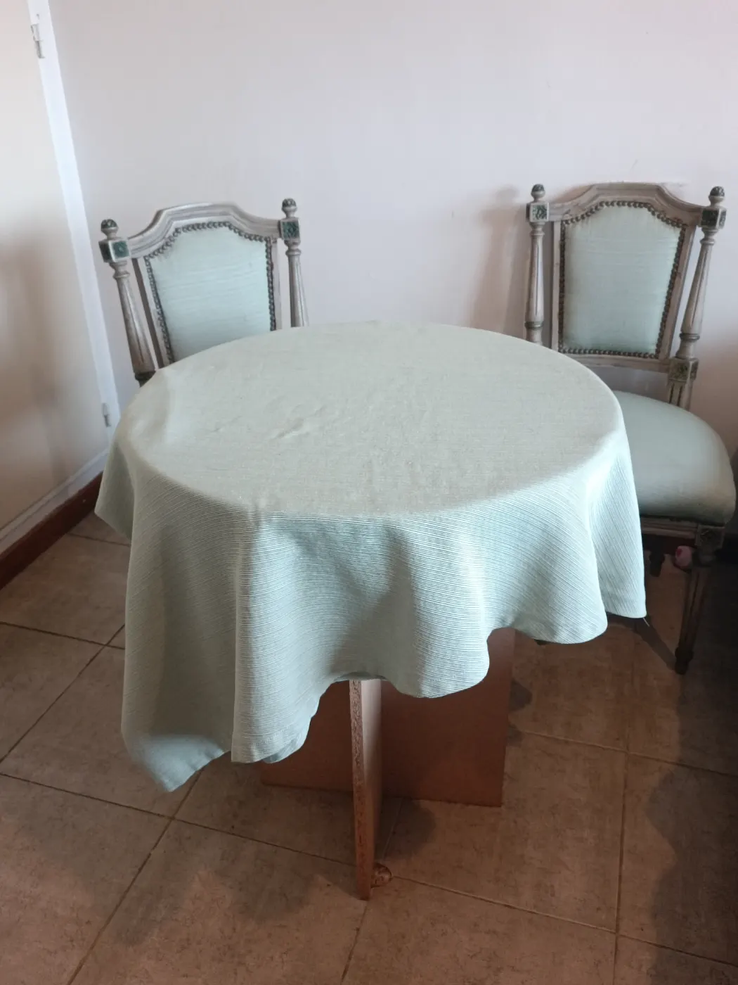 Mesa redonda y 2 sillas 