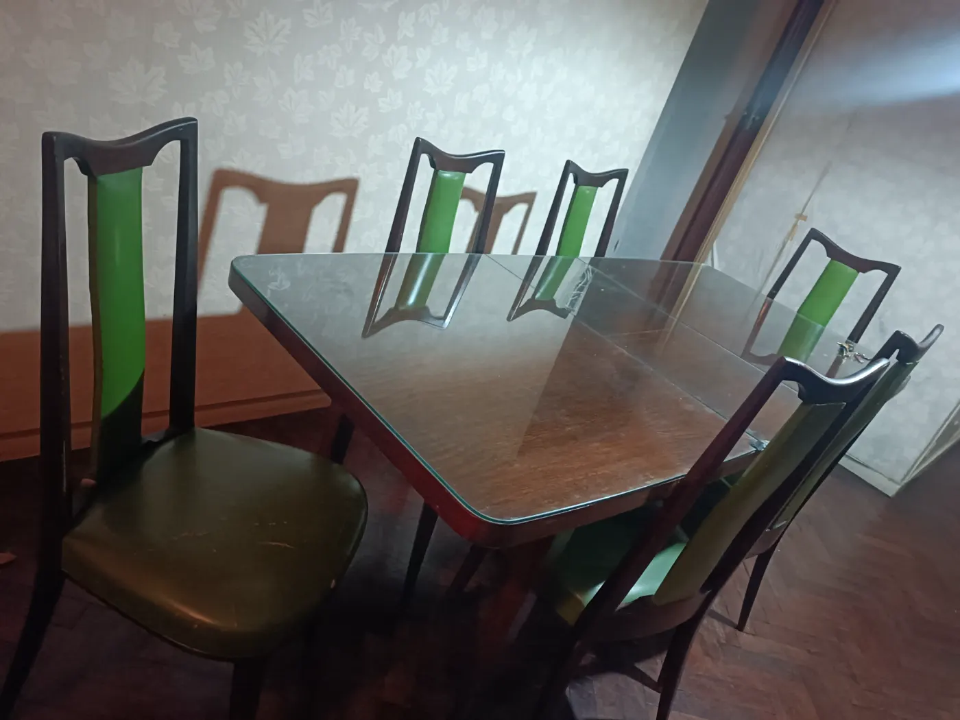 Mesa de comedor con vidrio más 6 sillas 