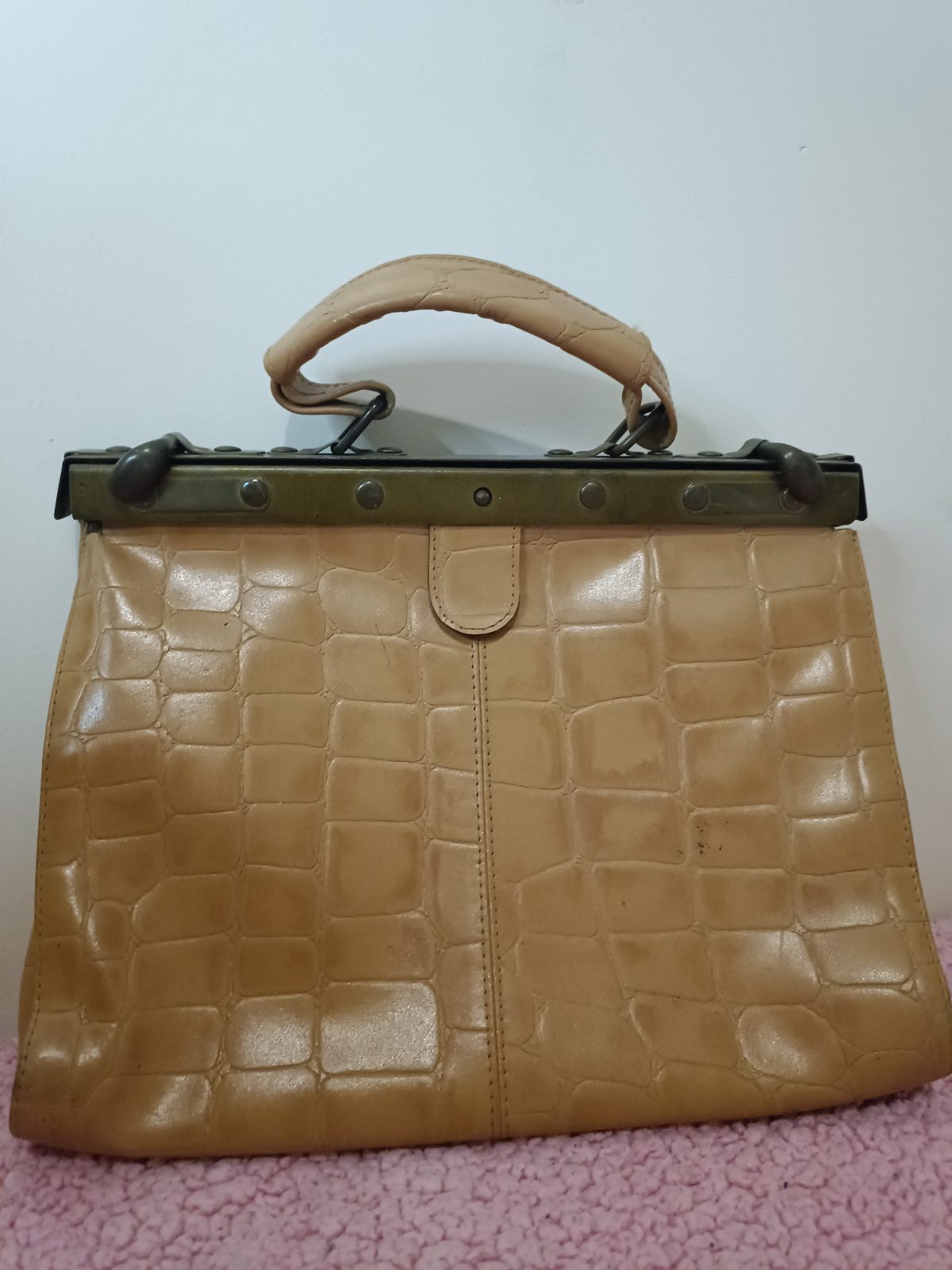 Cartera o bolso de cuero y bronce 