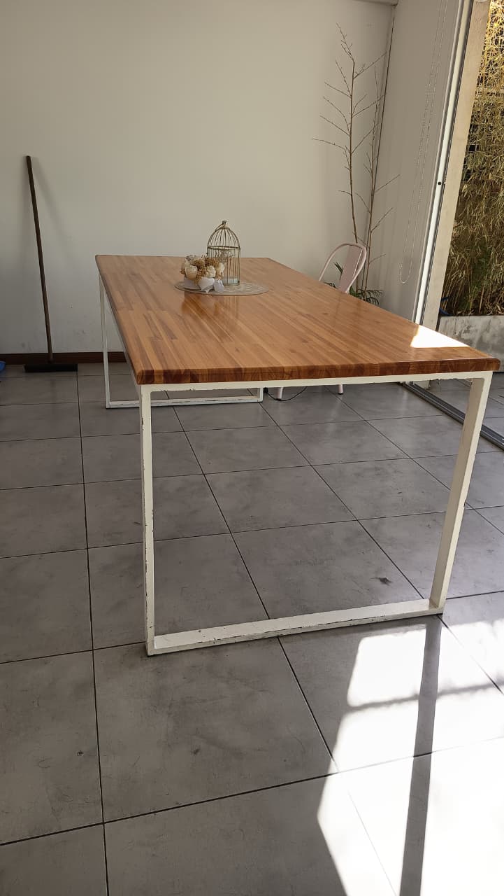 Mesa de comedor Eucalipto entablonado con hierro