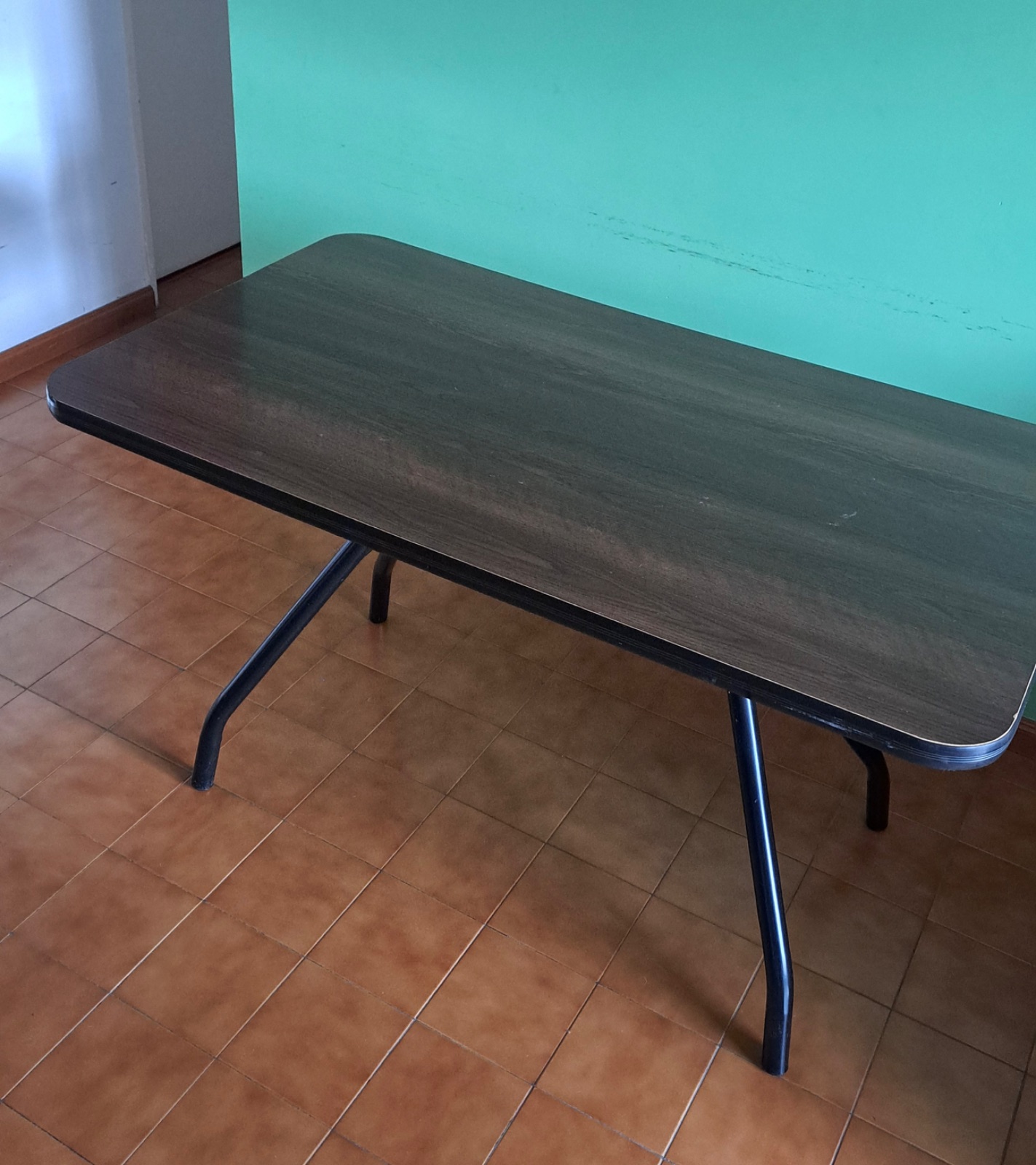 Mesa melamina con patas de caño