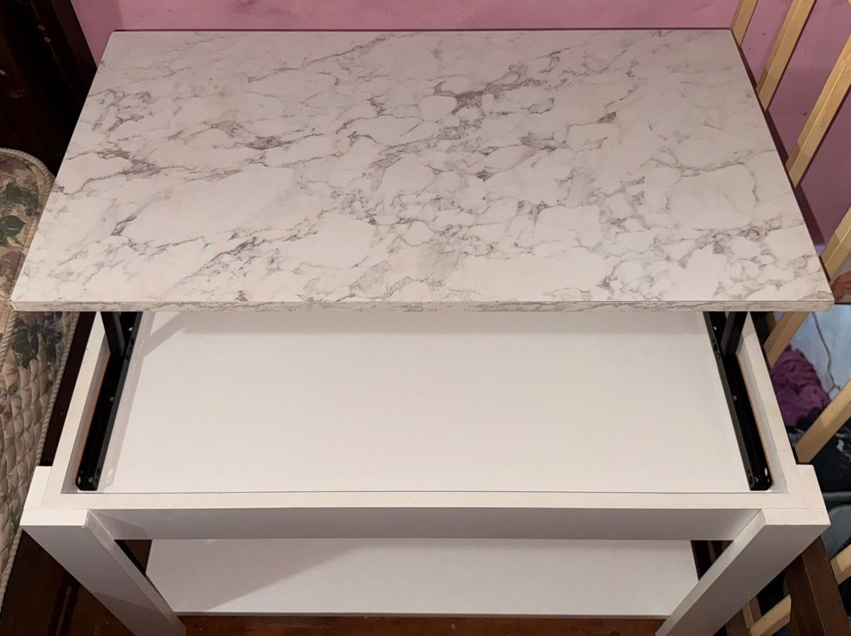 Mesa ratona extensible de melamina simil marmól 