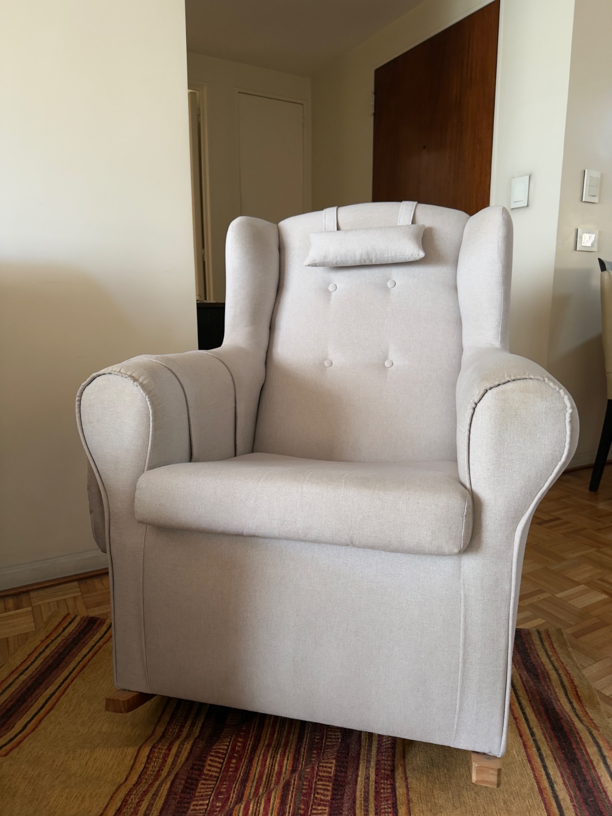 Sillón mecedor con apoya pies en lino