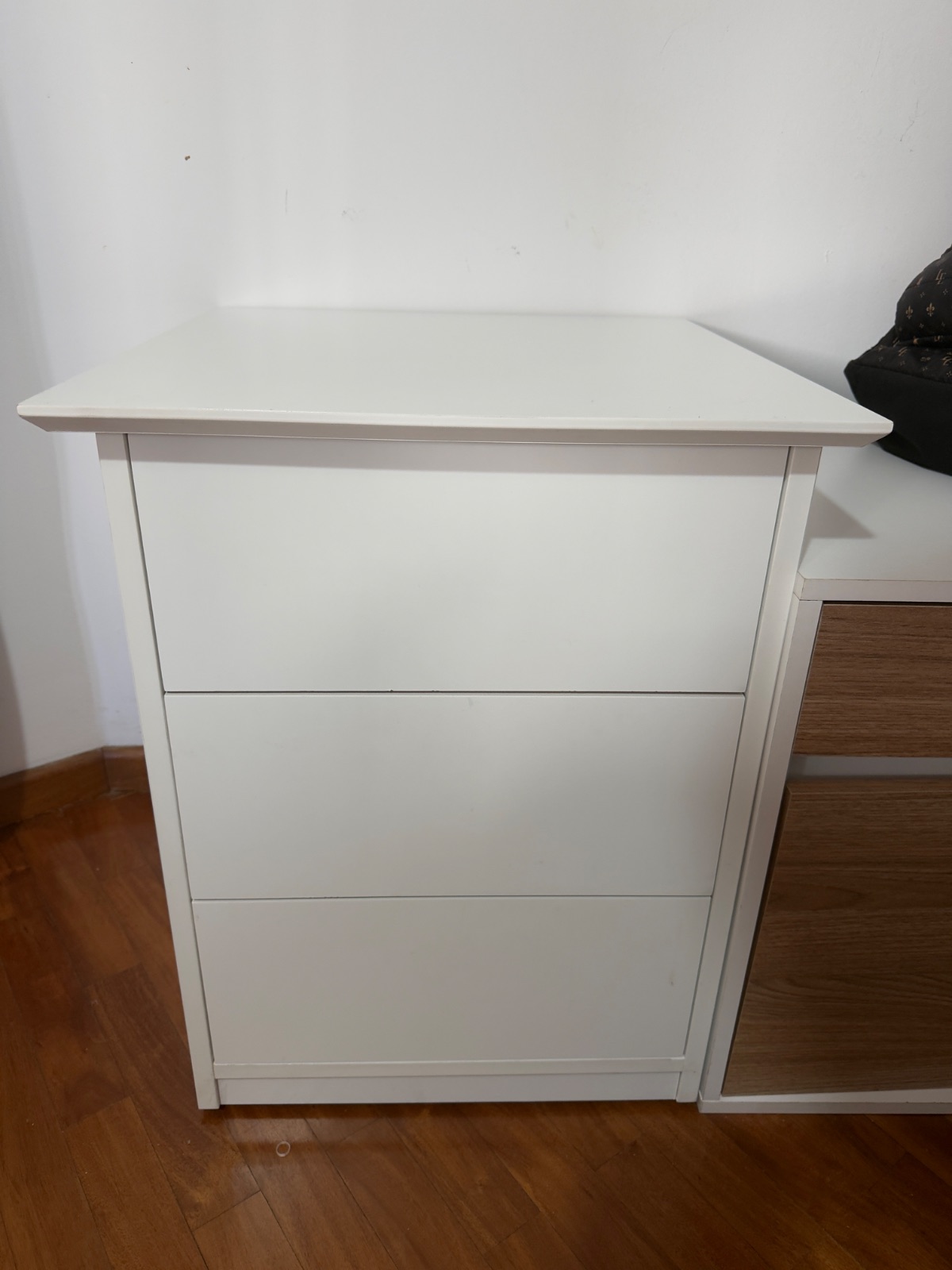 Mesa de luz en madera maciza