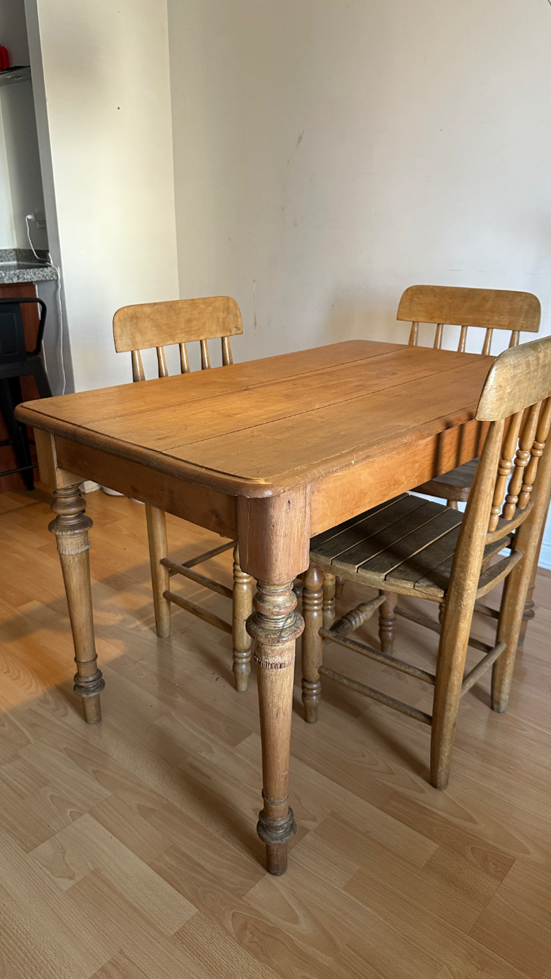 Mesa comedor madera maciza + 3 sillas ideal para restaurar