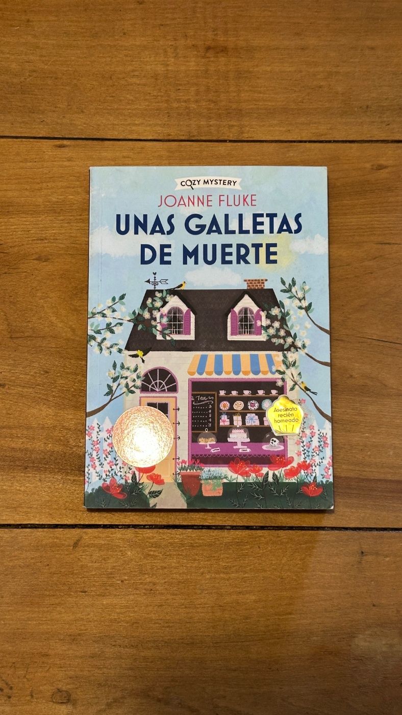libro “Unas Galletas de Muerte” de Joanne Fluke.