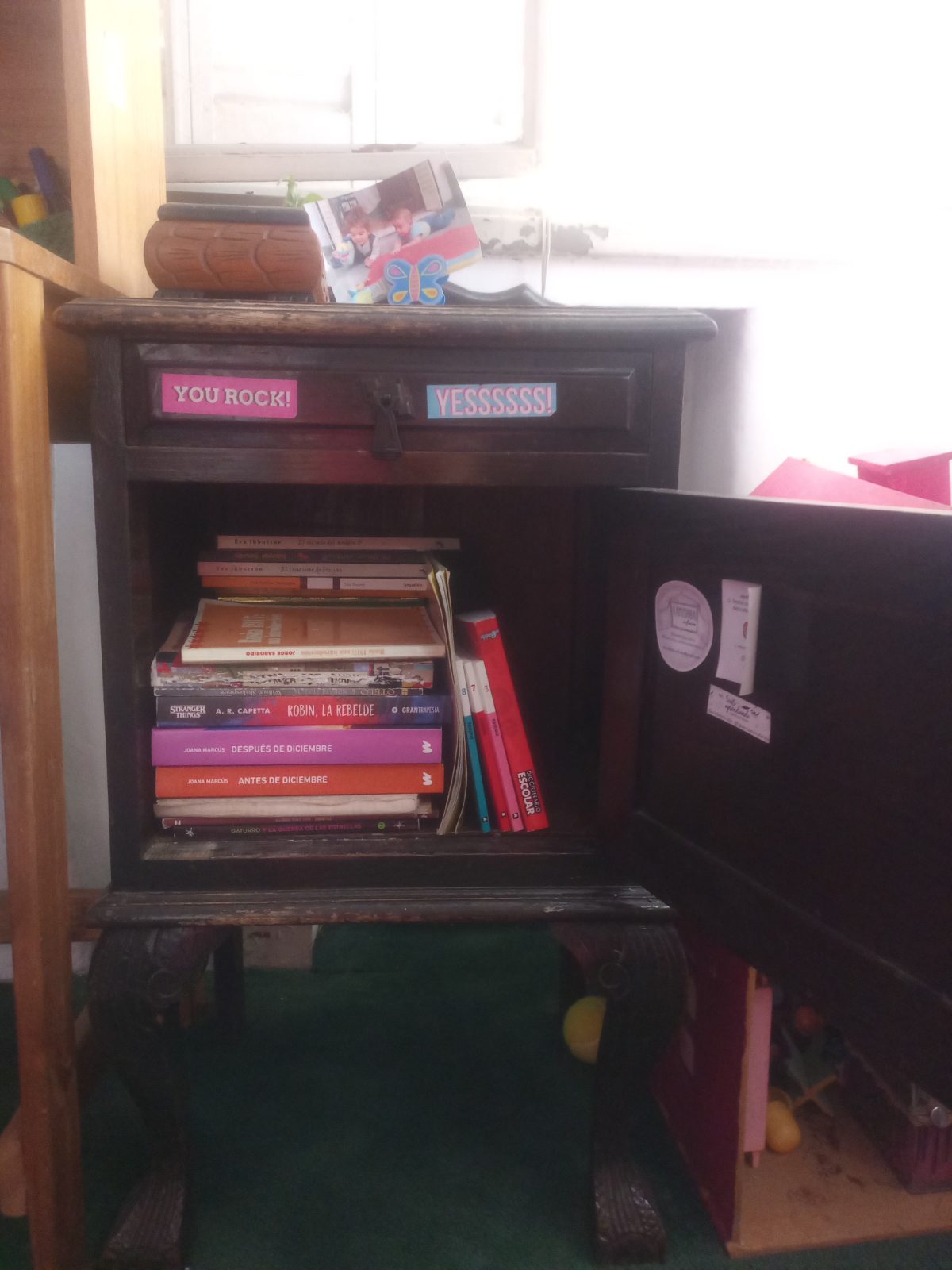 Mesita de luz vintage d e madera con cajón y puerta. Muy bien estado.