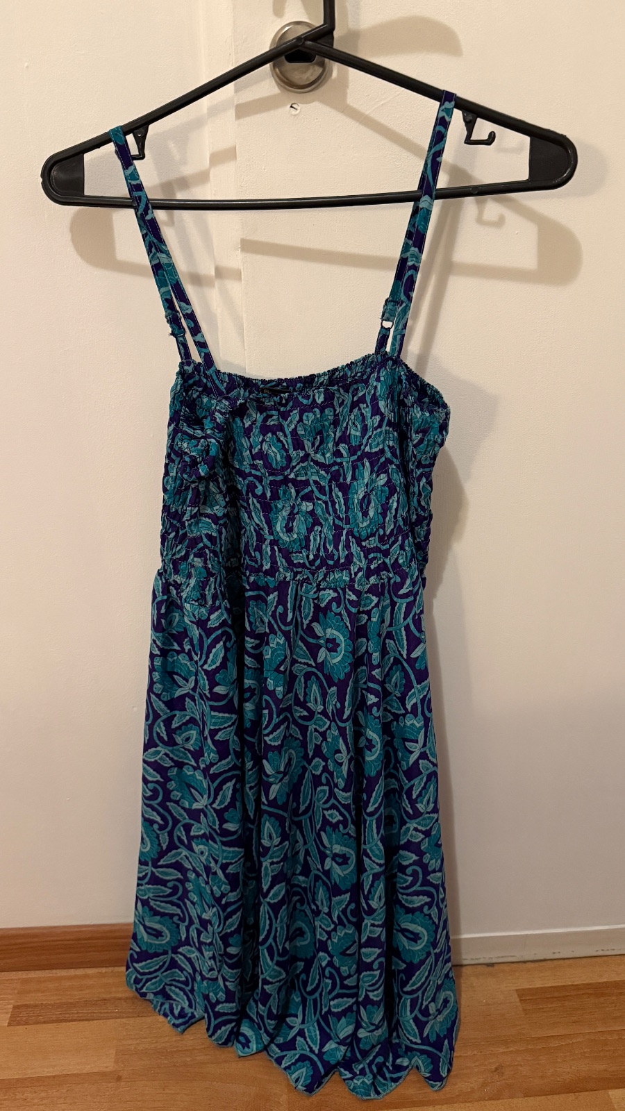 Vestido talle M un poco más arriba de la rodilla tipo seda 