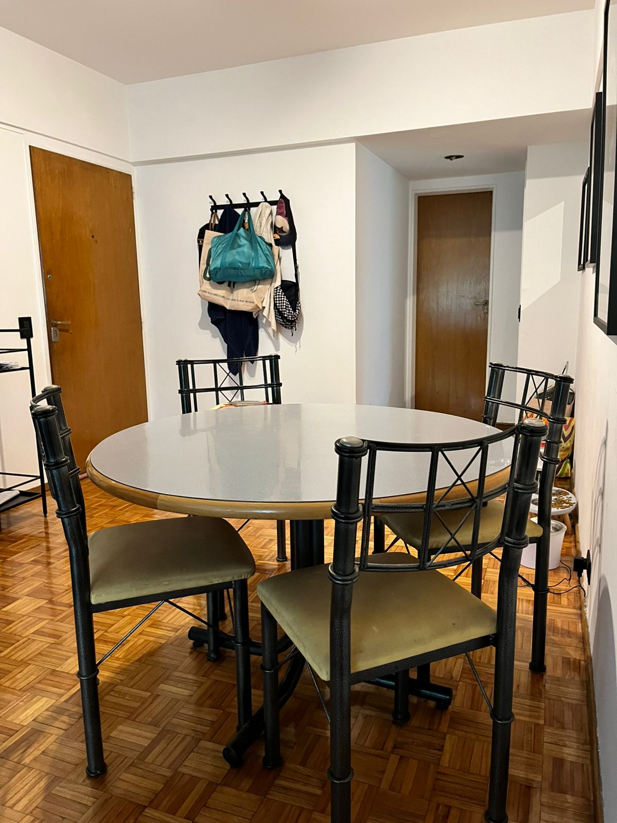 Mesa de comedor redonda + 4 sillas