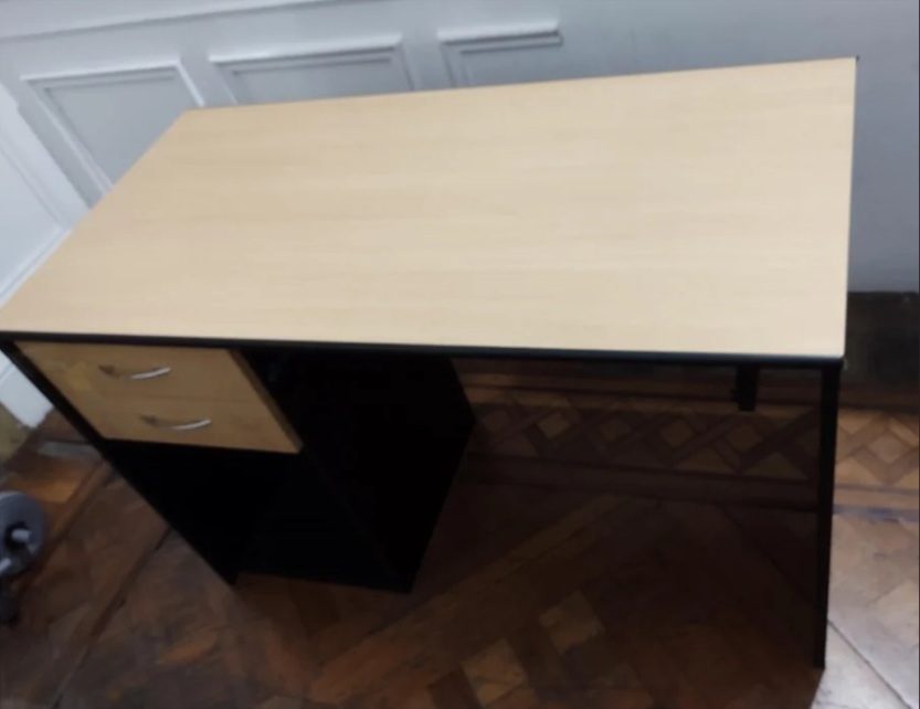 Escritorio Tisera para pc con bandeja y llave (tiene detalles)
