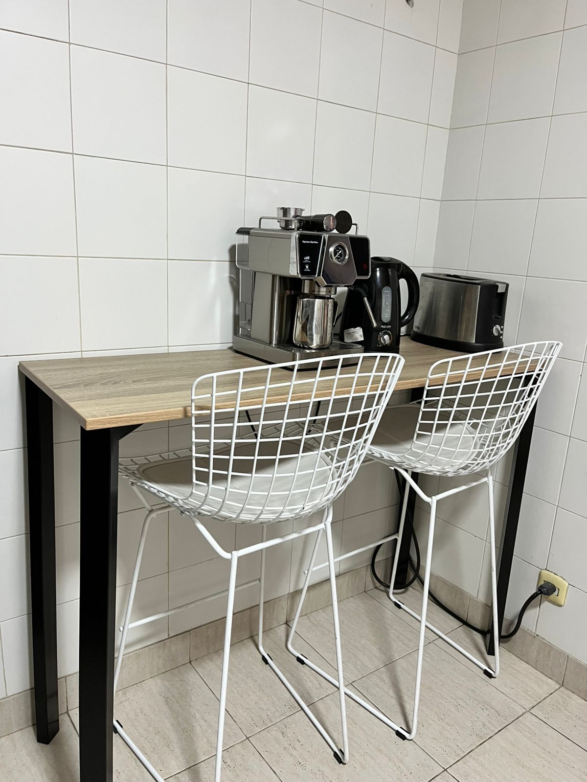 Barra desayuno Milano + 3 sillas blancas