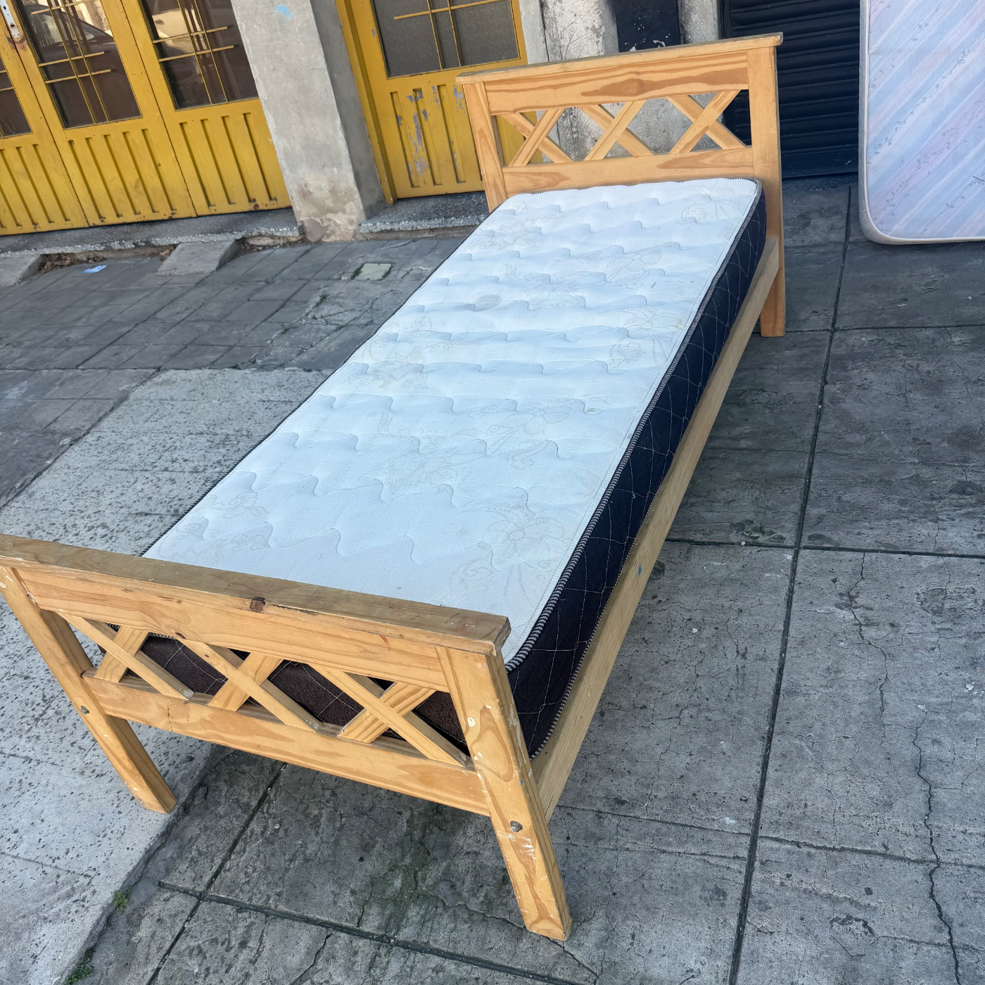 Cama de una plaza con colchón 