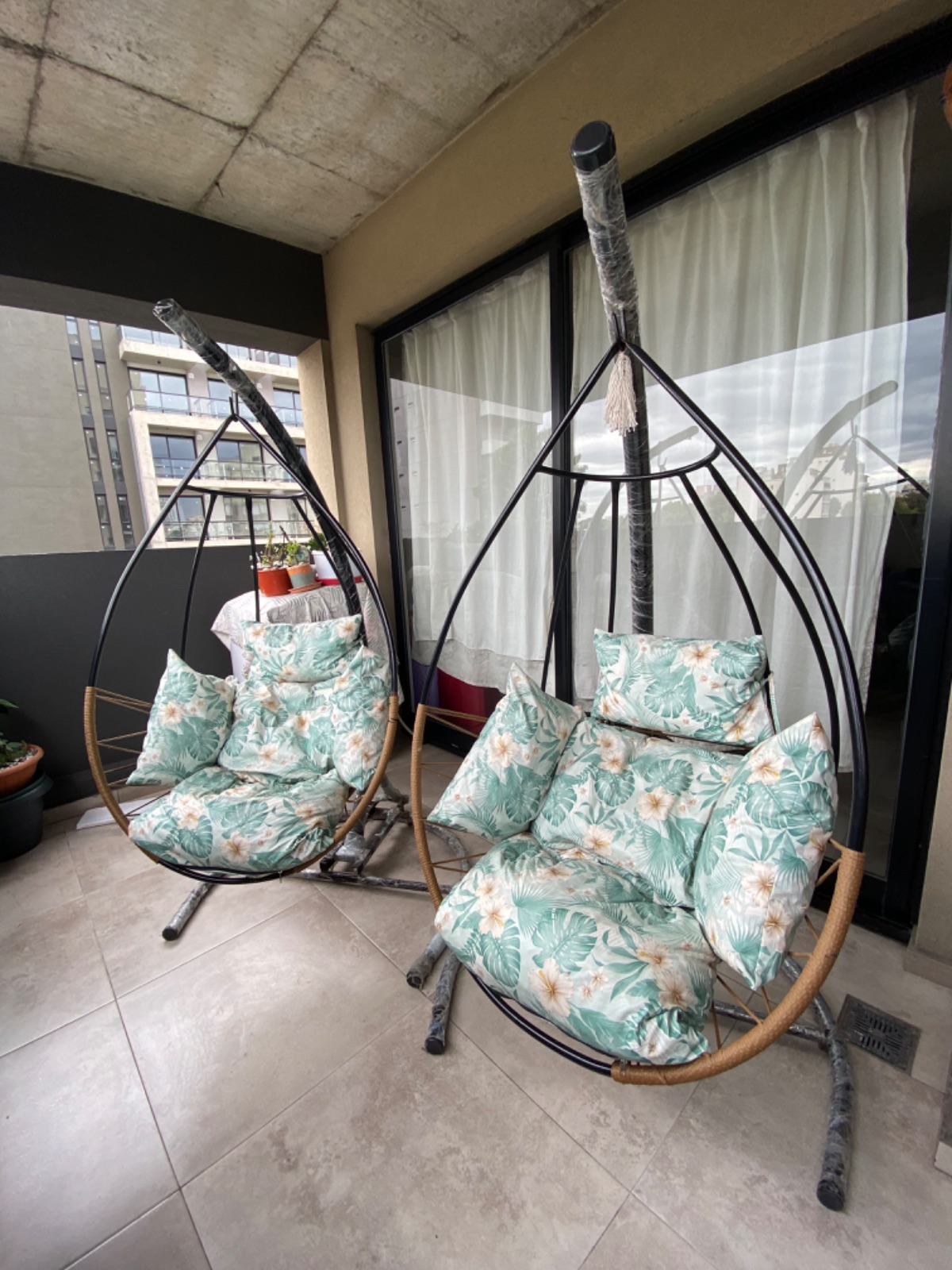 2 Sillas colgante tipo nido + 2 Almohadones